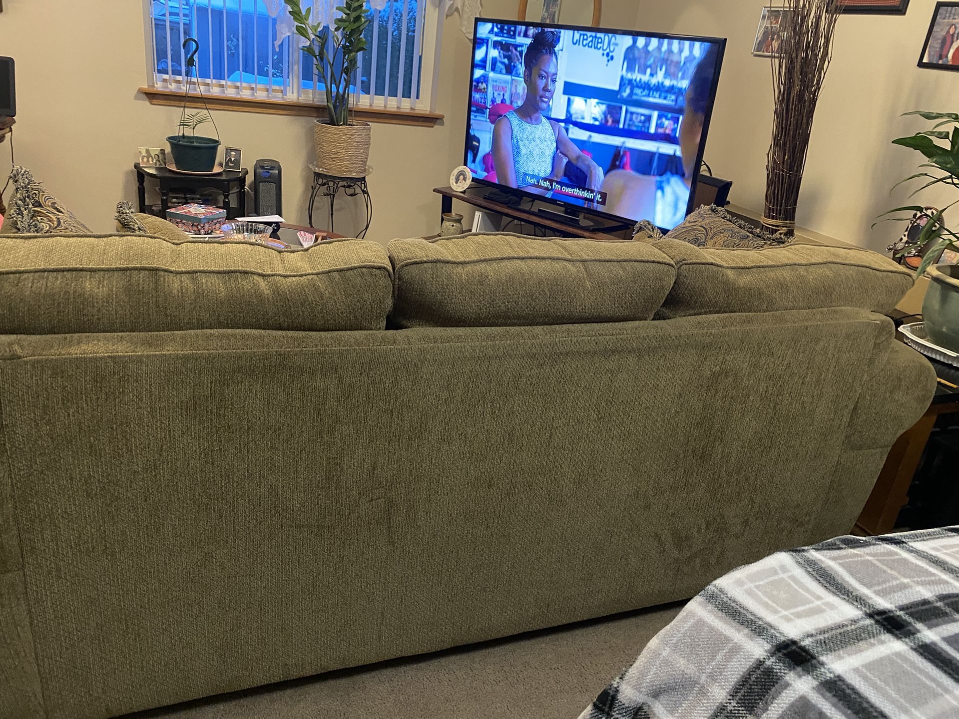 Couch, Cost 700new, It’s A Year Old But Still In New Condition! for Sale in Lake Stevens, WA