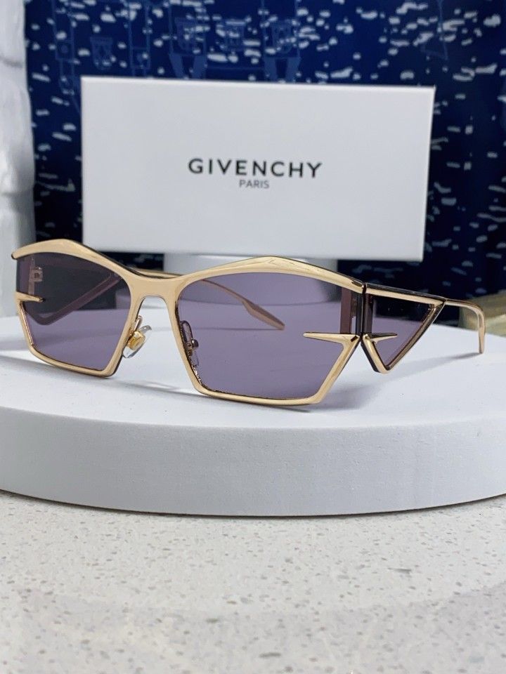 A must-have for travel, unisex sunglasses