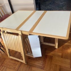 COLLAPSIBLE TABLE W/4 FOLDING CHAIRS