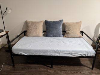 Day bed zinus with cushions