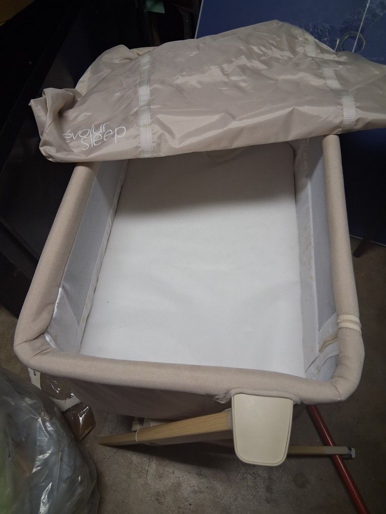 Evolur Stellar Bassinet and Bedside Sleeper