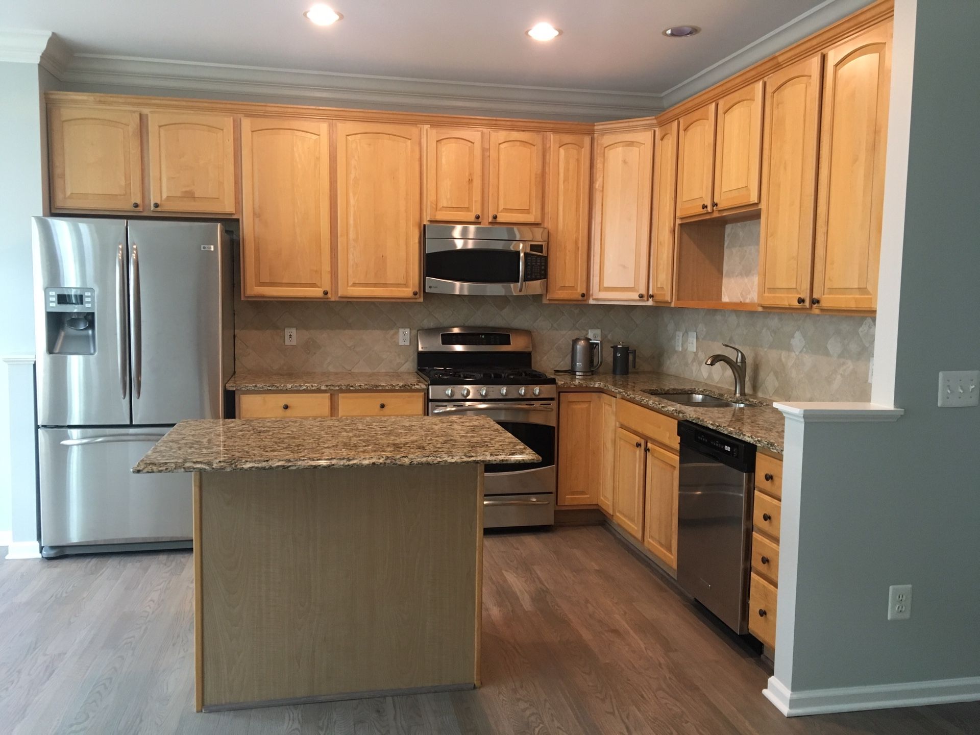 Full Set of 42” Kitchen Cabinets and Granite Countertops