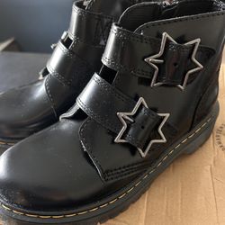 Dr. Martens - Girl - Devon Bex 