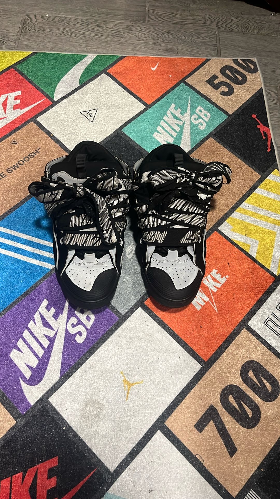 Lavins Black N White