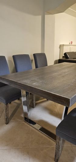 Set TABLE + CHAIRS . Good Condition.