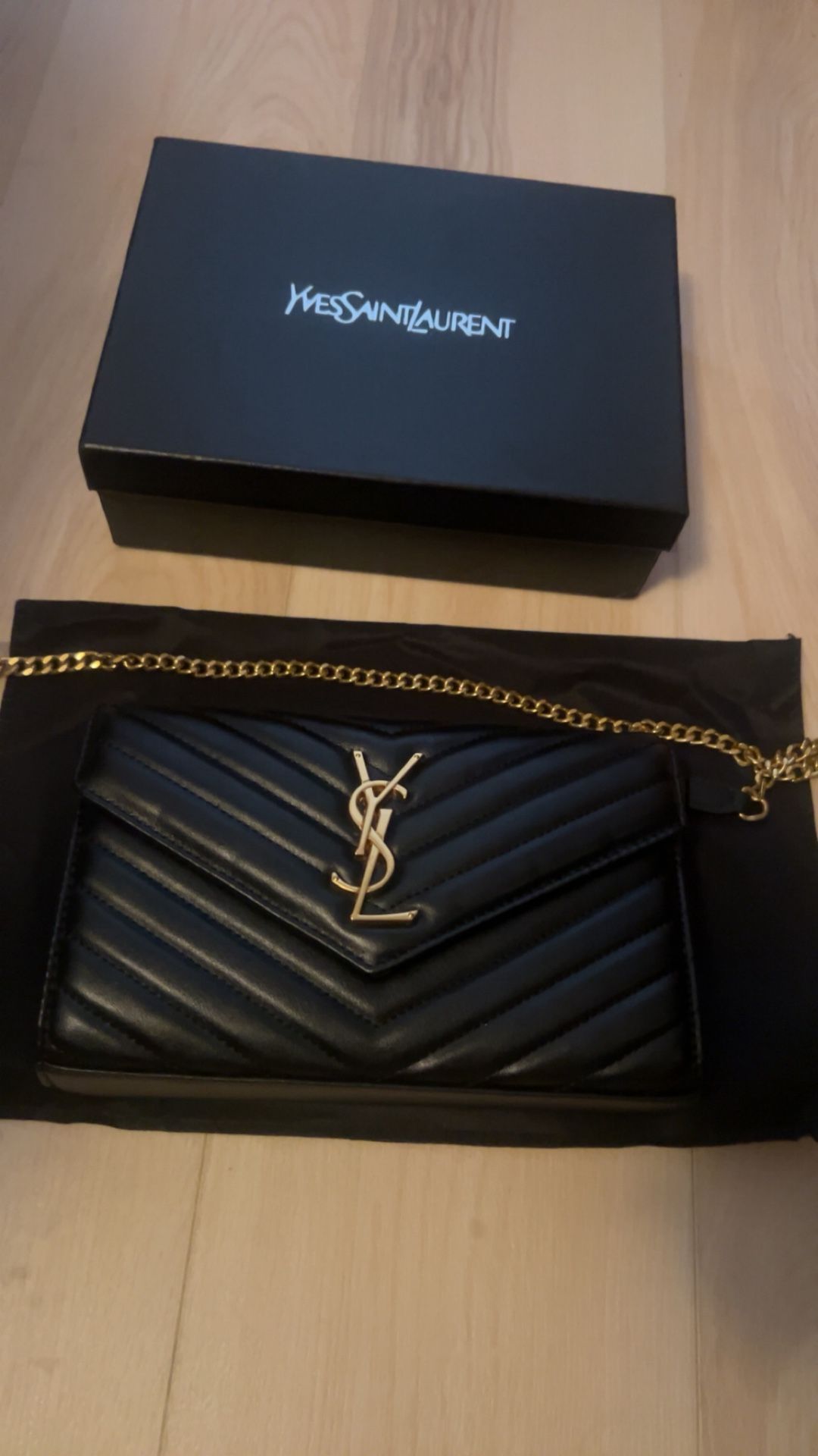 CASSANDRE ENVELOPE CHAIN WALLET IN GRAIN DE POUDRE LEATHER