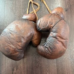 Genuine leather vintage style boxing gloves