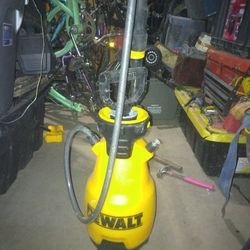 DEWALT 2-gallon Manual Pump Sprayer