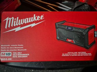 Milwaukee M18 Bluetooth Jobsite Radio,batterys and charger
