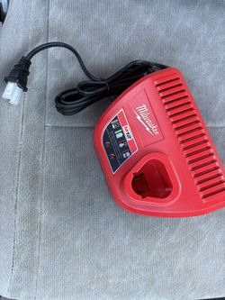 MilwaukeeM12 12-​Volt Lithium-​Ion Battery Charger