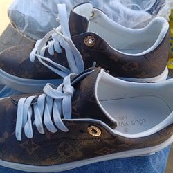 LV  Tenis shoes  $ 600 original 