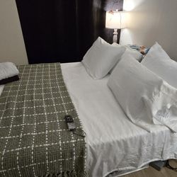 Queen Adjustable Bed Base – Like New