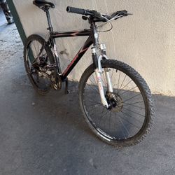 Schwinnn Mesa Dirt Mountain Bike