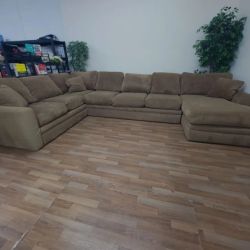 DELIVERY AVAILABLE Large Sectional Couch