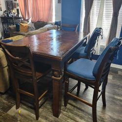 Dining Room Set (Table Has Extendable Leaf)