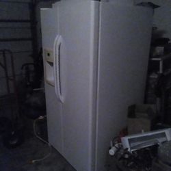 GE Refrigerator Side by Side 