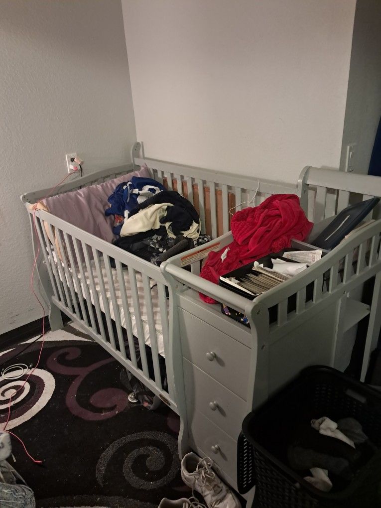 Crib With Storage