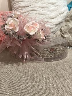 Quinceañera crown and bouquet