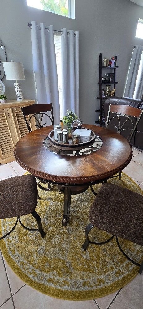 Dining Table W/4 Chairs