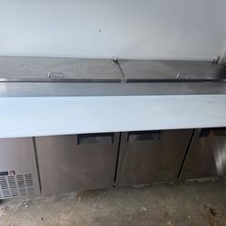 ! OF OPPORTUNITY ! Commercial refrigerator with preparation table