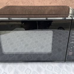 Black Compact Microwave Oven – Works Great – Clean – $29