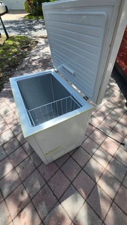 Chest Freezer Insignia 7.0 Cu Ft  / Deep Freezer – Excellent Condition –