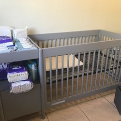 Crib w/ changing table
