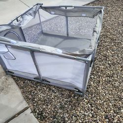 Foldable baby playpen