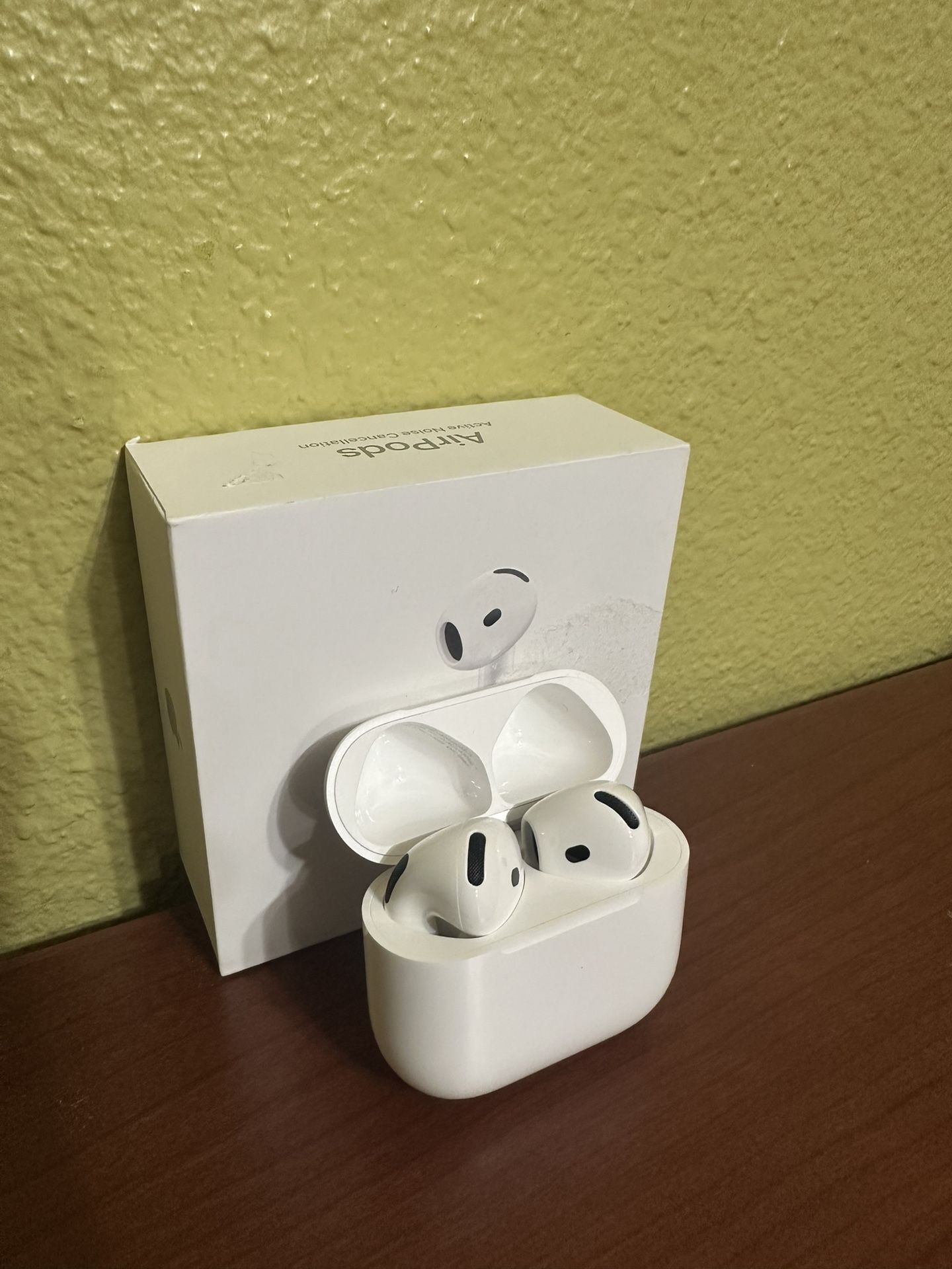 Apple AirPods 4 ANC