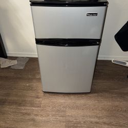Magic chef Mini Fridge 