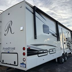 2021 FOREST RIVER RIVERSTONE RESERVE 3950FWK