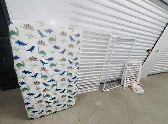 White baby crib w/ mattress