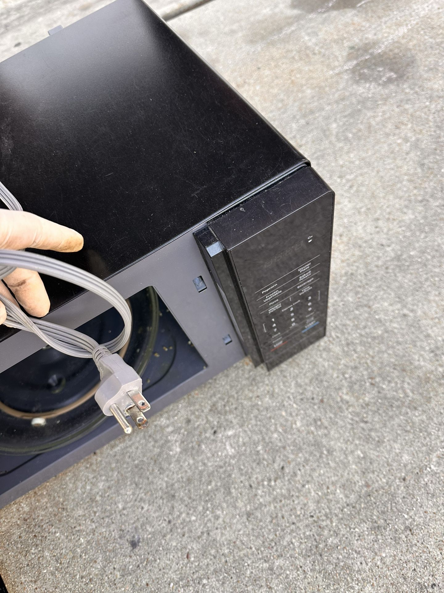 Magic Chef 1.6 Cu. ft. 1100W Countertop Microwave Oven with Push-Button Door in Black,