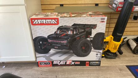ARRMA 1/5 OUTCAST 8S EXB AVC 4x4 RTR