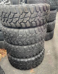 LT 275/70R18 mastercraft set of matching used tires in great condition 350$ for 4 tires plus tax.  Mount available but not included  Wheel alignment a