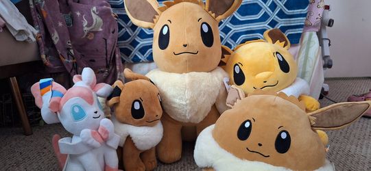 Pokémon - eevee plushies