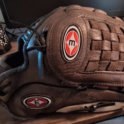 (BB - 17)  EASTON NIF125 RIGHT THROWING GLOVE