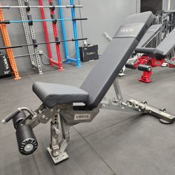 🔻 HEAVY DUTY COMMERCIAL GRADE SUPER SOLID  ADJUSTABLE BENCH THAT CAN INCLINE, DECLINE, FLAT AND MILITARY PRESS WITH WHEELS AND LEG PADS ( BRAND NEW )