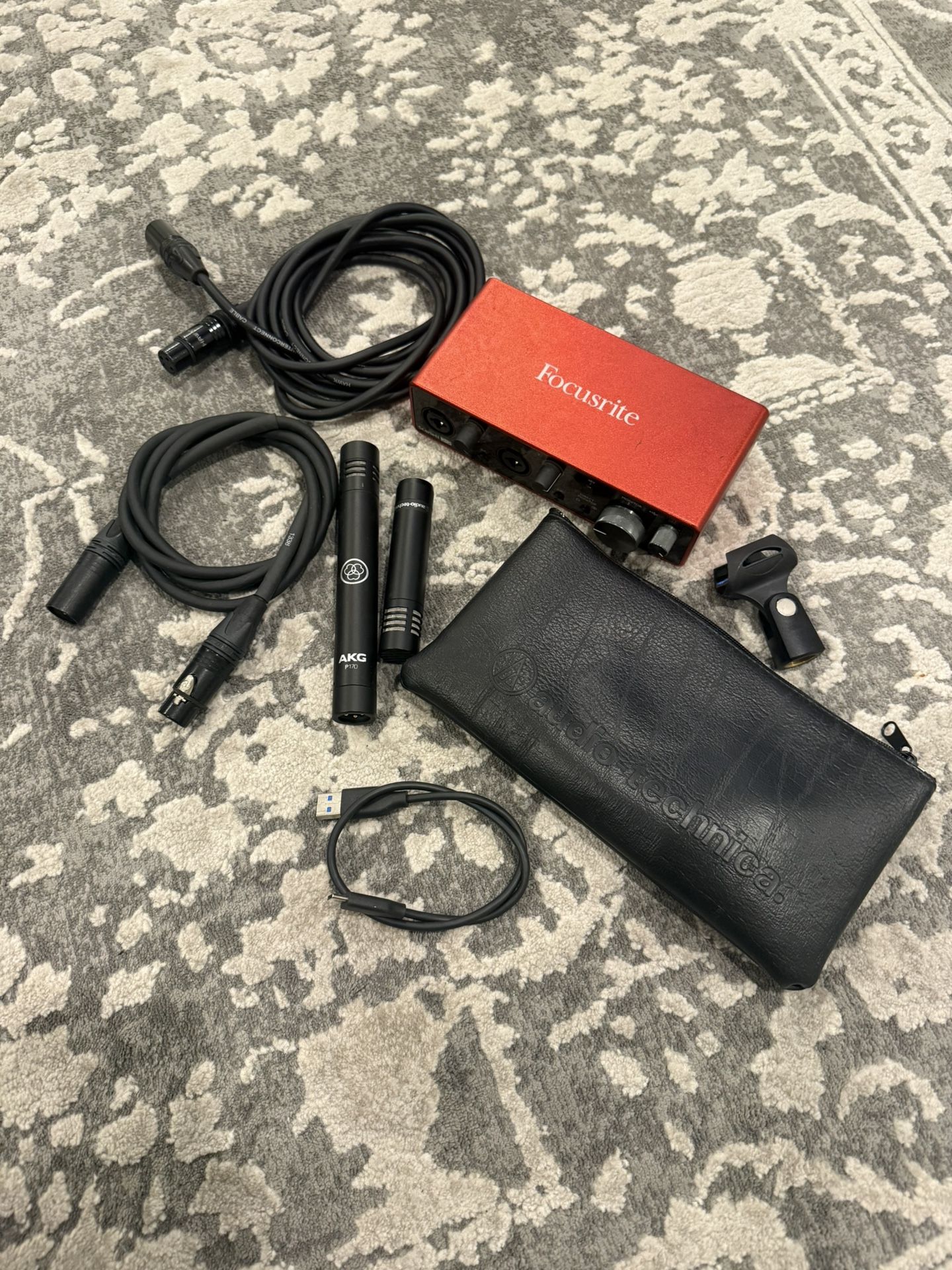 Focusrite Scarlett 2i2 (Gen 3) + 2mics