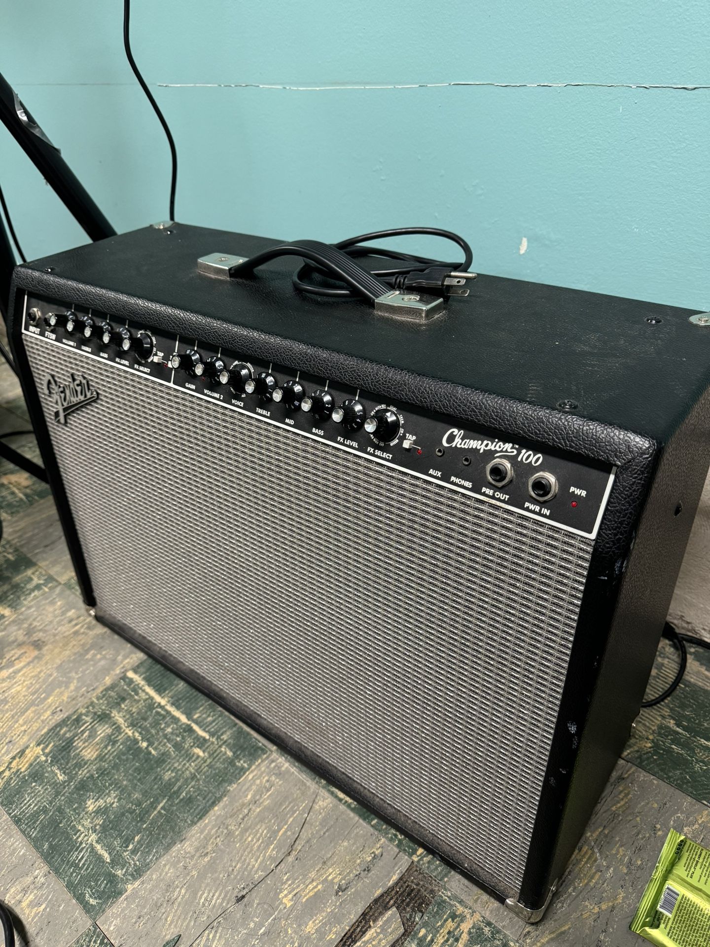 GUITAR AMP—Fender Champion 100