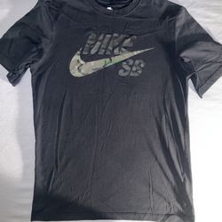 Mens Adult Medium NIKE SB Camo Short Sleeve Shirt 