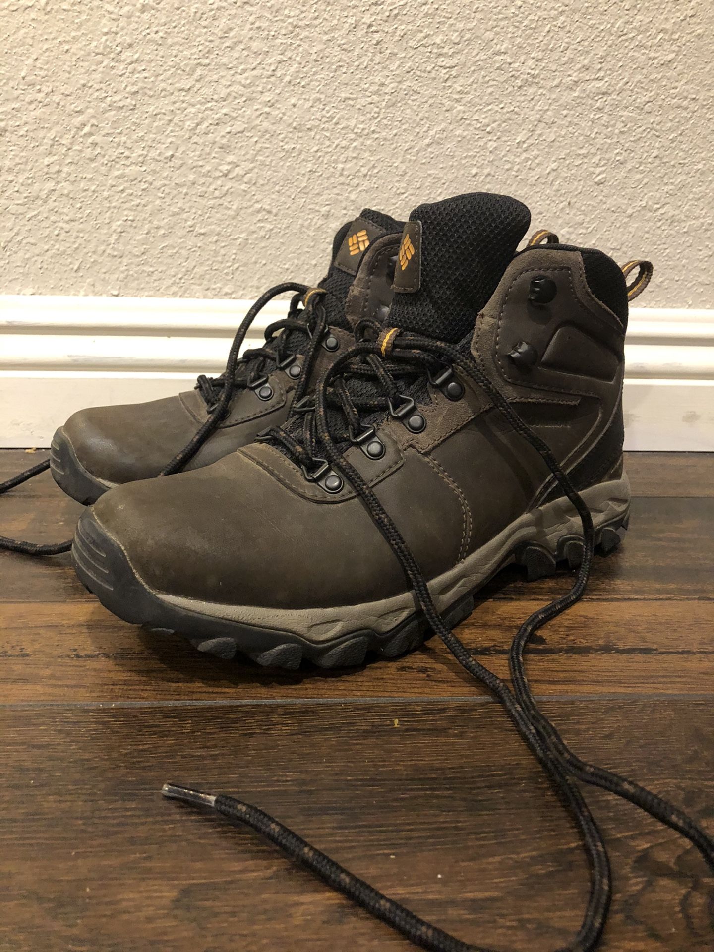 Columbia Newton Ridge Waterproof Leather Hiking Boots (Men’s 8.5)