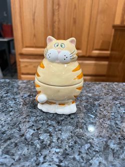 Vintage Bella Casa by Ganz Cat Stacked Pair of Salt and Pepper Shakers.   Size approximately 4 inches tall.  Preowned never used