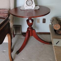 Vintage Round Mahogany Pedestal Table With Duncan Phyfe Legs