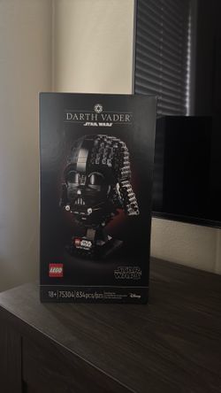 BRAND NEW DARTH VADER LEGO HELMET (75304)!