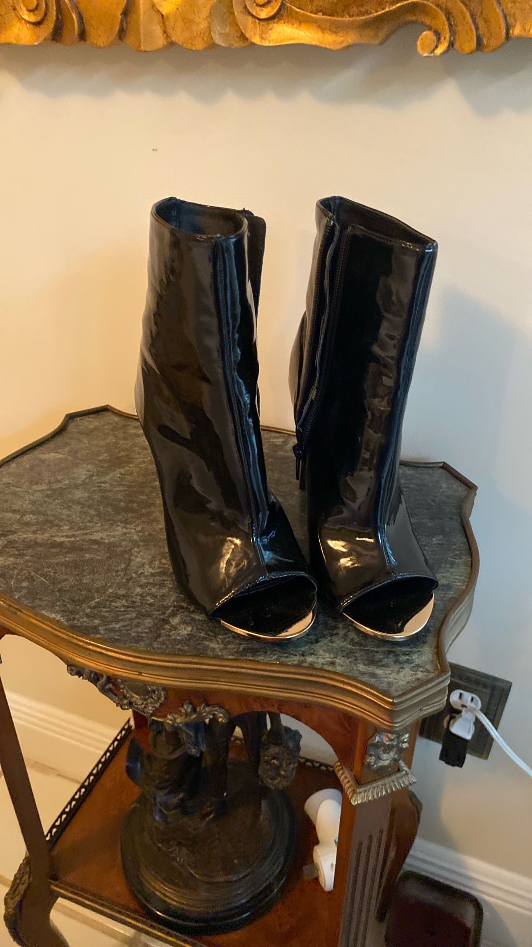 Boots Black Patent Leather. Pull On Zip UpRoundToe Sz7.5