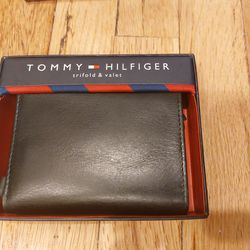 Tommy Hilfiger Leather Tri-fold Wallet & Valet