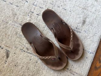 Well condition sandelas size 6women