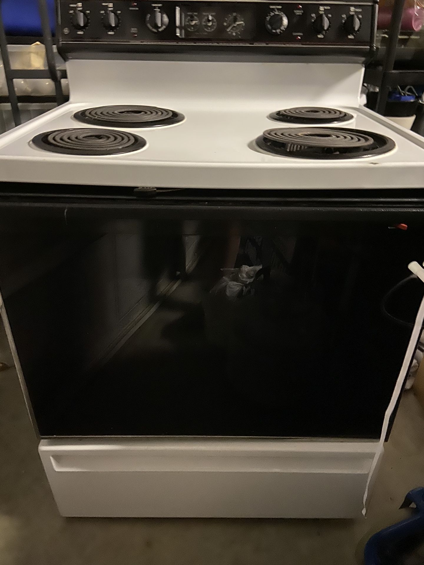 GE self cleaning oven, in great condition