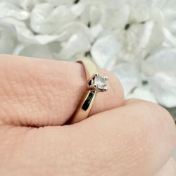 10K Yellow Gold Solitaire Ring – DEL Hallmark – Beautiful Sparkling Stone